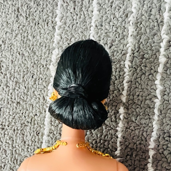 Barbie Collectibles - Exotic Beauty Barbie Doll - Never Played With - Picture 3 of 3